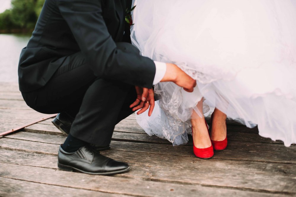 Бархатные туфли невесты в ярко-красном цвете
