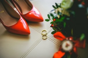 Красные свадебный туфли с носом