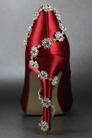 Шикарные туфли невесты с нитью из кристаллов