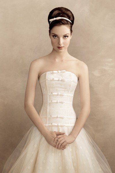 Декор корсета свадебного платья: бантики, повторяющие аксессуар для прически