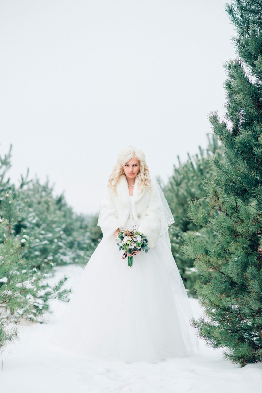 Фотосессия: невеста в зимнем лесу