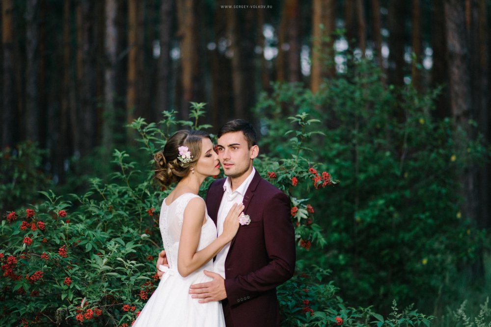 Свадебная фотосессия в лесу: жених в бордовом пиджаке
