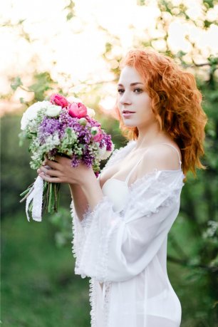 Очаровательный образ невесты с букетом цветов