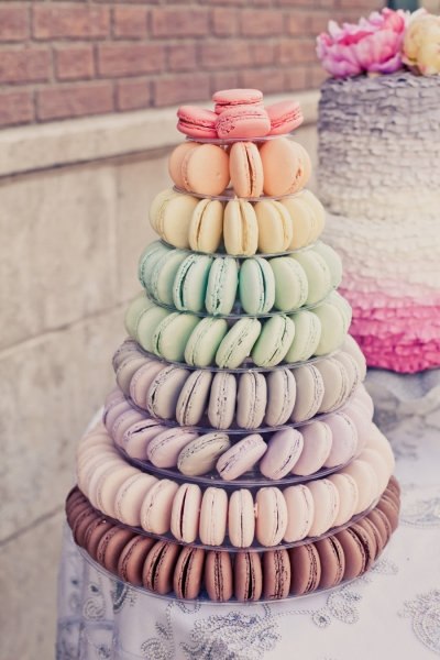 Свадебный торт из разноцветных макарунов