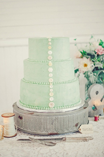 Свадебный торт с декором из "съедобных" пуговиц